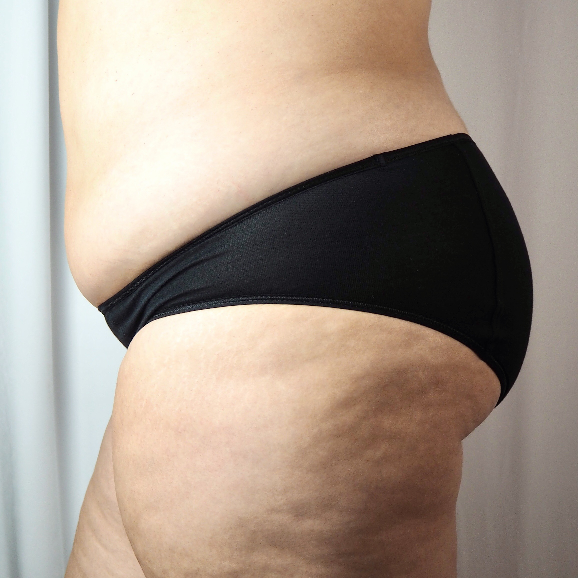 Model (waist: 90cm, hips: 120cm) wears size L