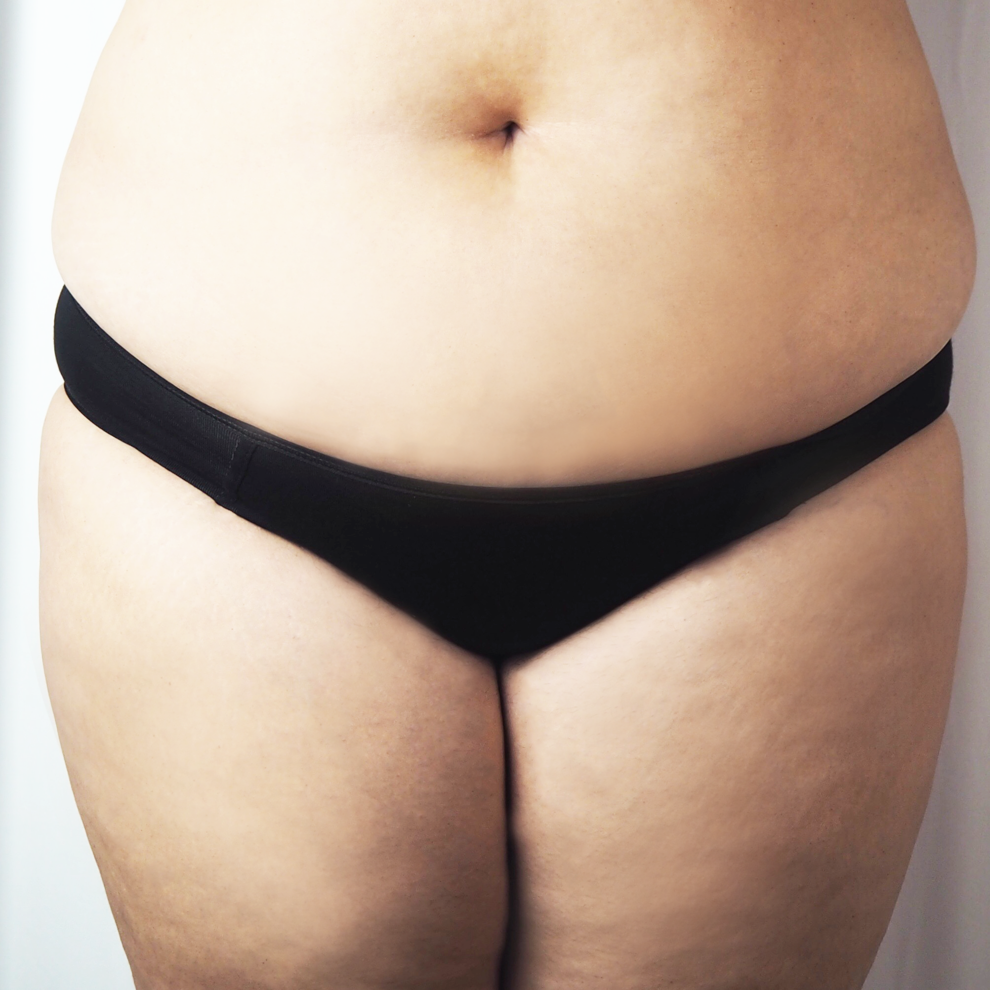 Model (waist: 90cm, hips: 120cm) wears size L