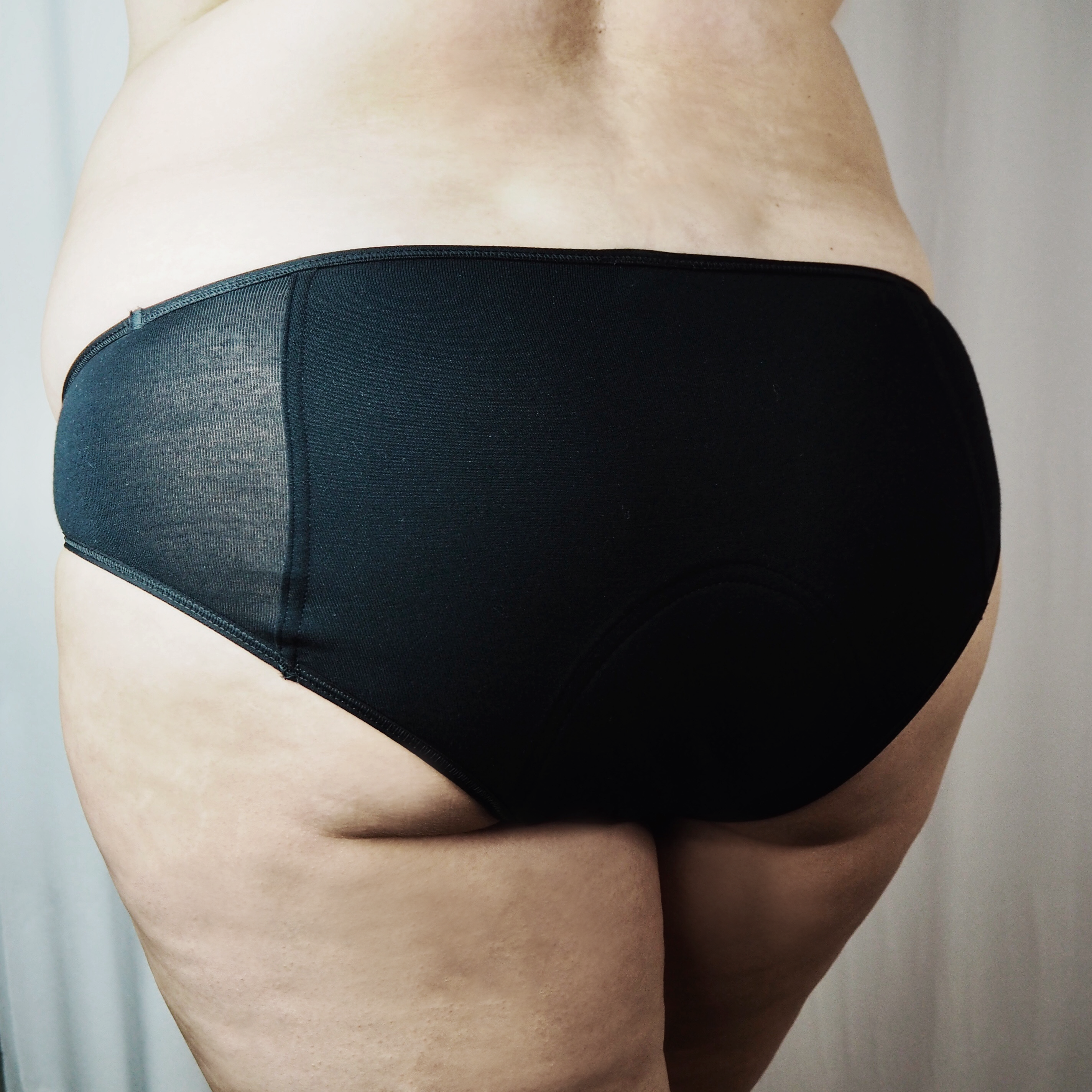 Model (waist: 90cm, hips: 120cm) wears size L