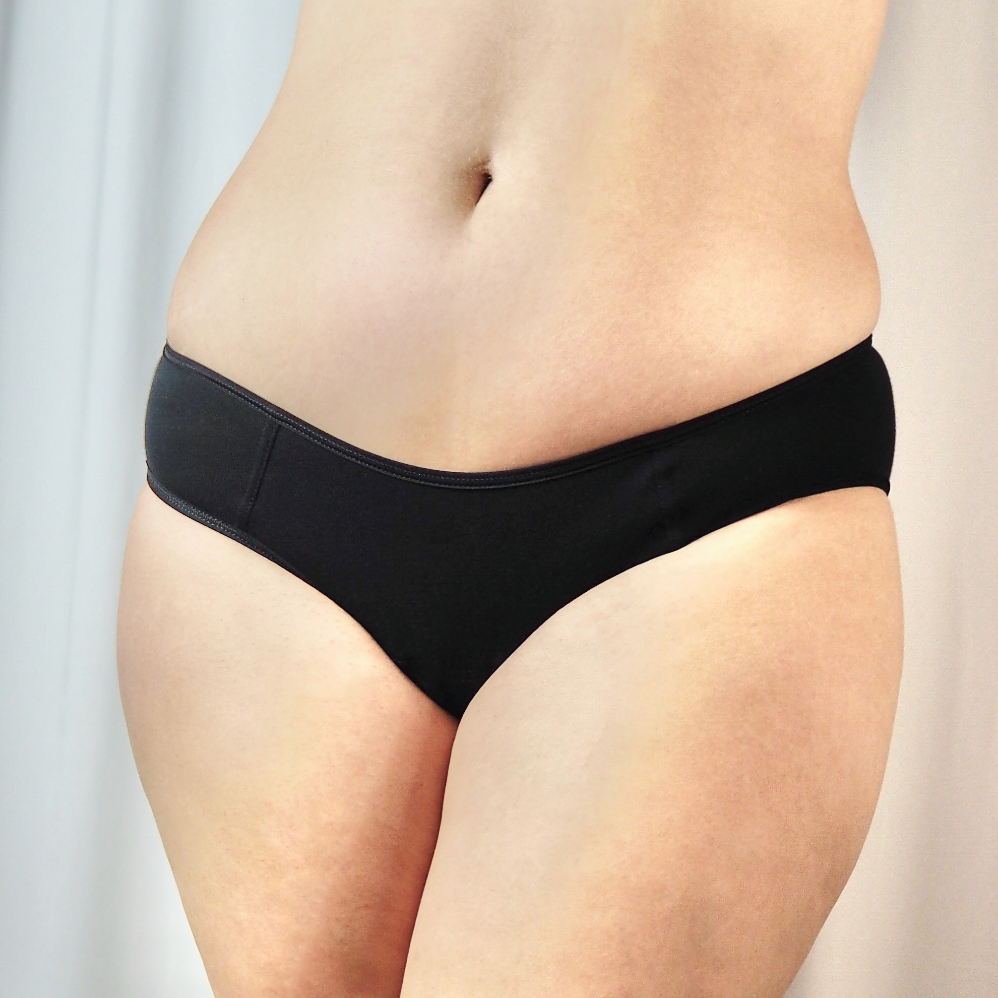 Model (waist: 78cm, hips: 110cm) wears size L