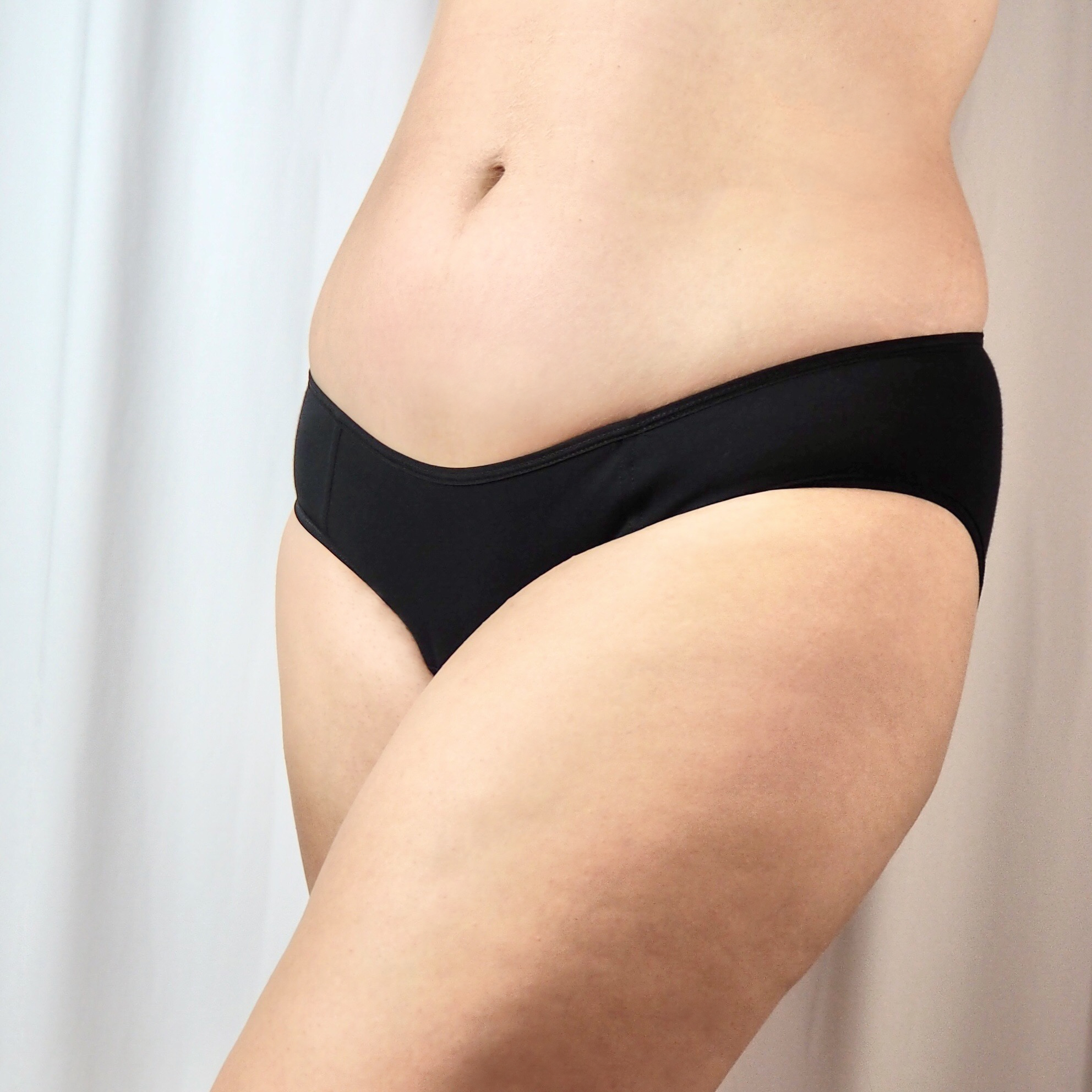 Model (waist: 78cm, hips: 110cm) wears size L